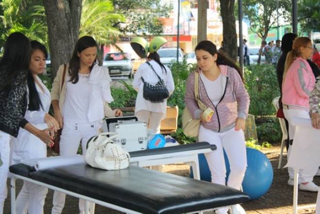 Imagem da Galeria da Notícia: FEF em Ação atrai população de Jales para praça